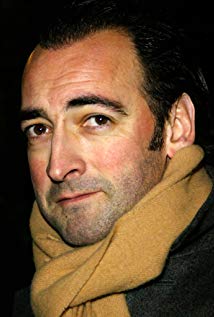 How tall is Alistair McGowan?